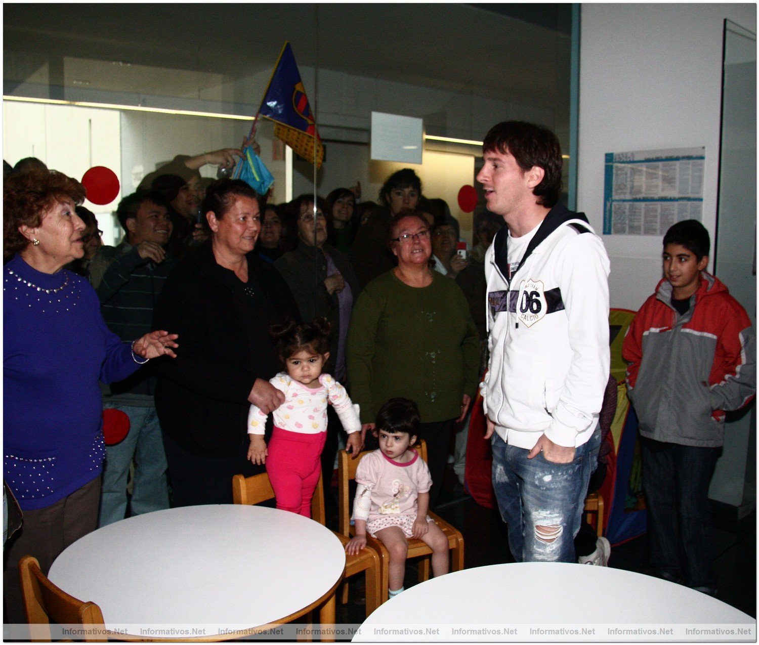 Leo Messi, Ibrahimovic e Inesta visitan a nios internados en centros hospitalarios
