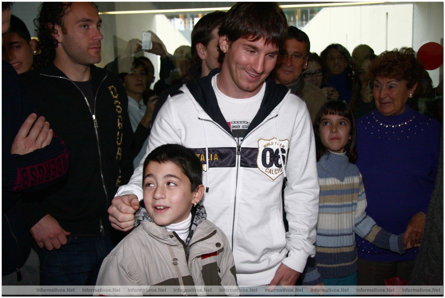 Leo Messi, Ibrahimovic e Inesta visitan a nios internados en centros hospitalarios