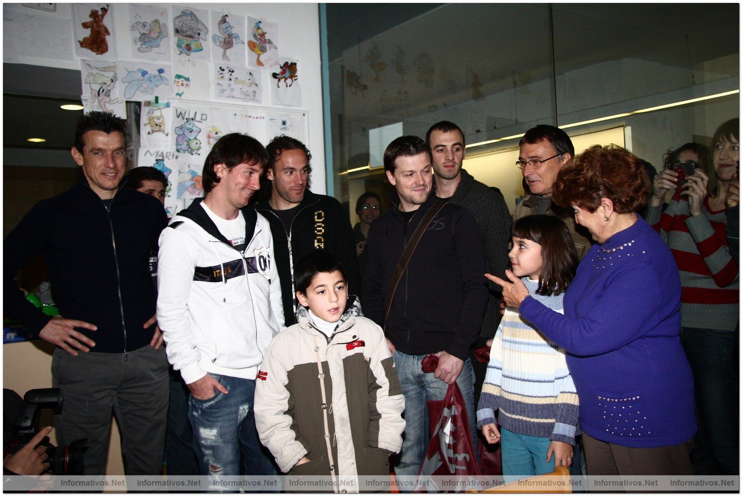 Leo Messi, Ibrahimovic e Inesta visitan a nios internados en centros hospitalarios