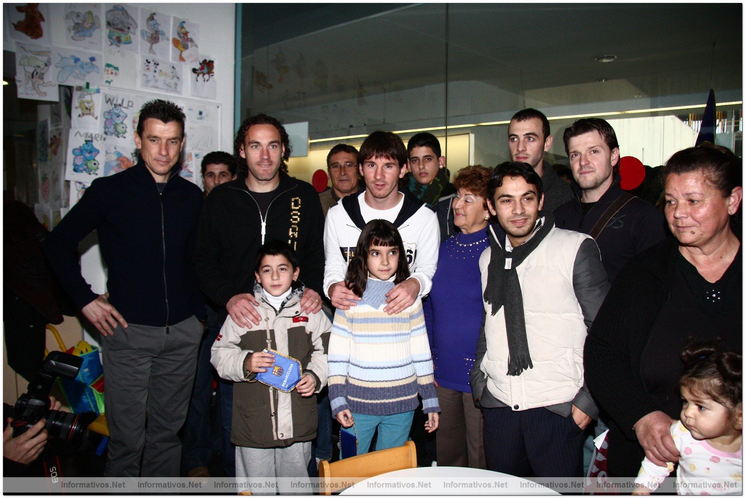 Leo Messi, Ibrahimovic e Inesta visitan a nios internados en centros hospitalarios