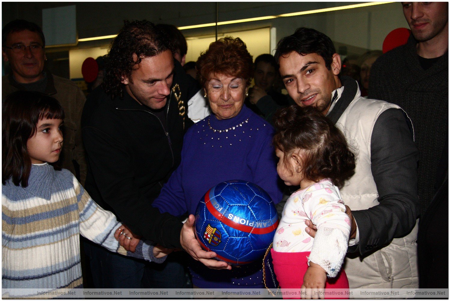 Leo Messi, Ibrahimovic e Inesta visitan a nios internados en centros hospitalarios