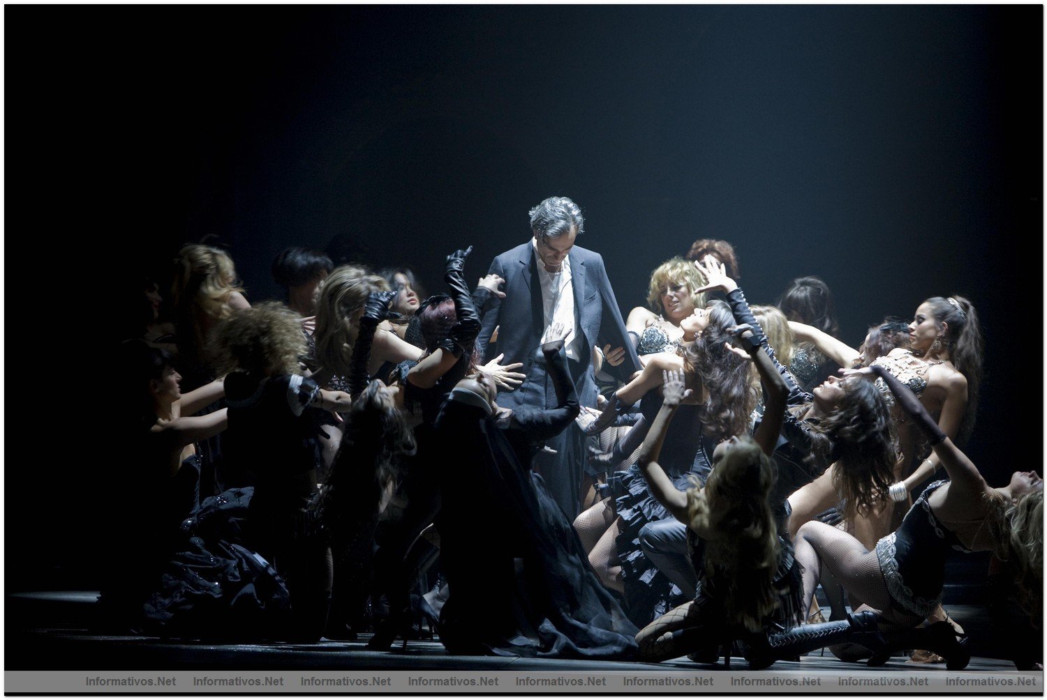 'NINE' junto a Nicole Kidman, Sophia Loren, Penlope Cruz y Kate Hudson. Guido (Daniel Day Lewis)