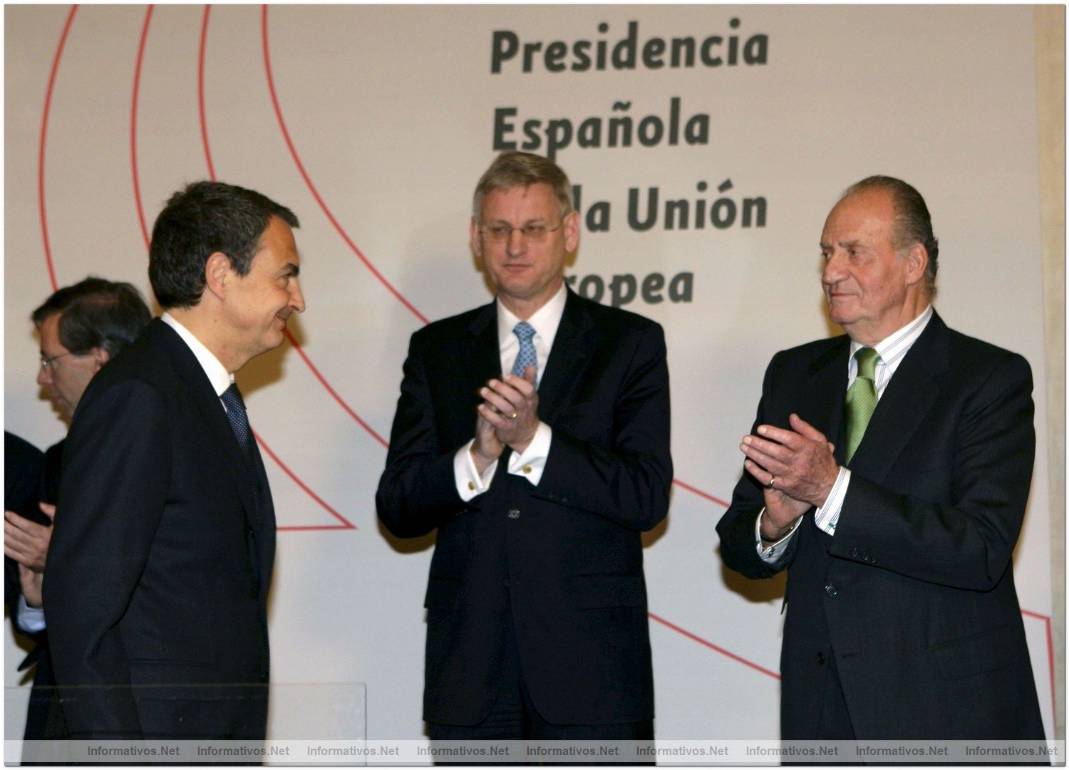 El rey Juan Carlos aplaude al presidente del Gobierno, Jos Luis Rodrguez Zapatero (i), tras recibir de manos del ministro de Asuntos Exteriores sueco, Carl Bildt (c), un cilindro transparente con la bandera europea y la de ambos pases y el texto del Tratado de Lisboa, como smbolo del traspaso de poderes al frente de la UE, durante la gala inaugural de la presidencia espaola de la UE celebrada hoy en el Teatro Real de Madrid .