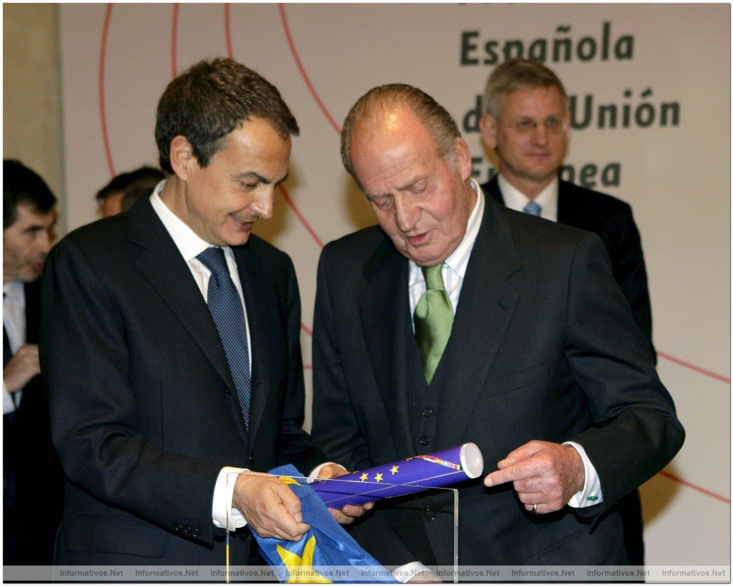 El rey Juan Carlos observa el cilindro transparente con la bandera europea y el texto del Tratado de Lisboa, que el presidente del Gobierno, Jos Luis Rodrguez Zapatero (i), ha recibido de manos del ministro de Asuntos Exteriores sueco, Carl Bildt (d), como smbolo del traspaso de poderes al frente de la UE, durante la gala inaugural de la presidencia espaola de la UE celebrada hoy en el Teatro Real de Madrid .