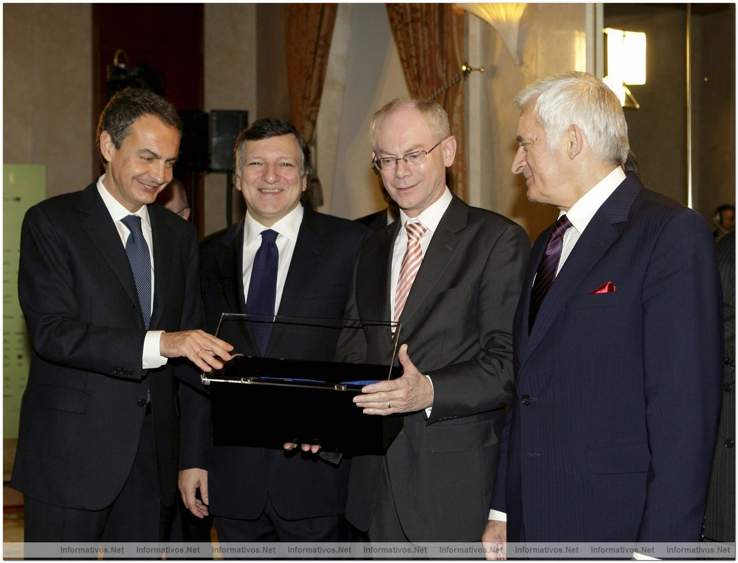 El presidente del Gobierno, Jos Luis Rodrguez Zapatero (i), muestra el cilindro con la bandera europea que ha recibido de manos del ministro de Asuntos Exteriores sueco, Carl Bildt, como smbolo del traspaso de poderes al frente de la UE, a los presidentes de la Comisin y el Consejo Europeo, Jos Manuel Durao Barroso (2i) y Herman Van Rompuy (2d), respectivamente as como al presidente de la Eurocmara, Jerzy Buzek (d), durante la gala inaugural de la presidencia espaola de la UE celebrada hoy en el Teatro Real de Madrid .