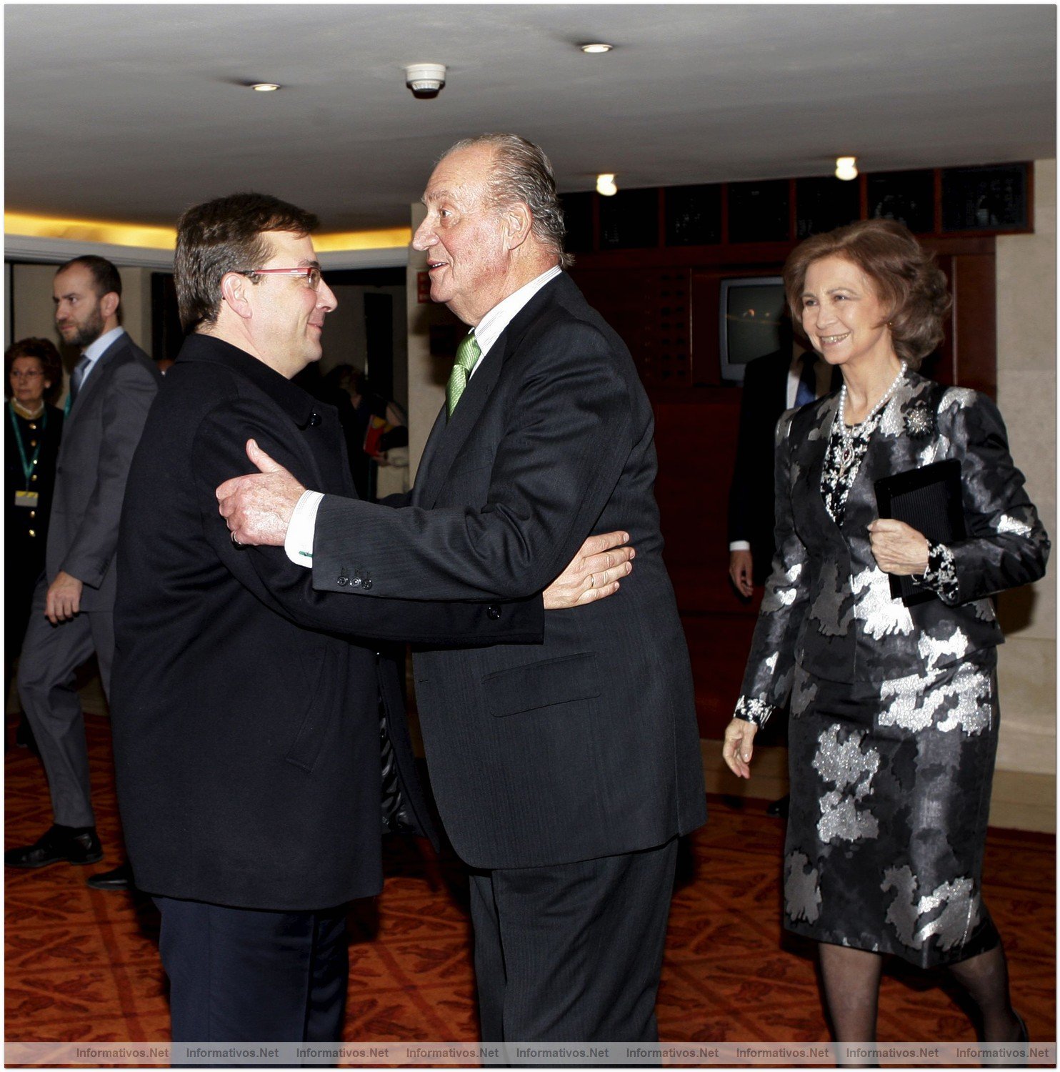 Los Reyes de Espaa saludan al presidente de Extremadura, Guillermo Fernndez Vara (i), a su llegada a la gala inaugural de la presidencia espaola de la UE celebrada hoy en el Teatro Real de Madrid .