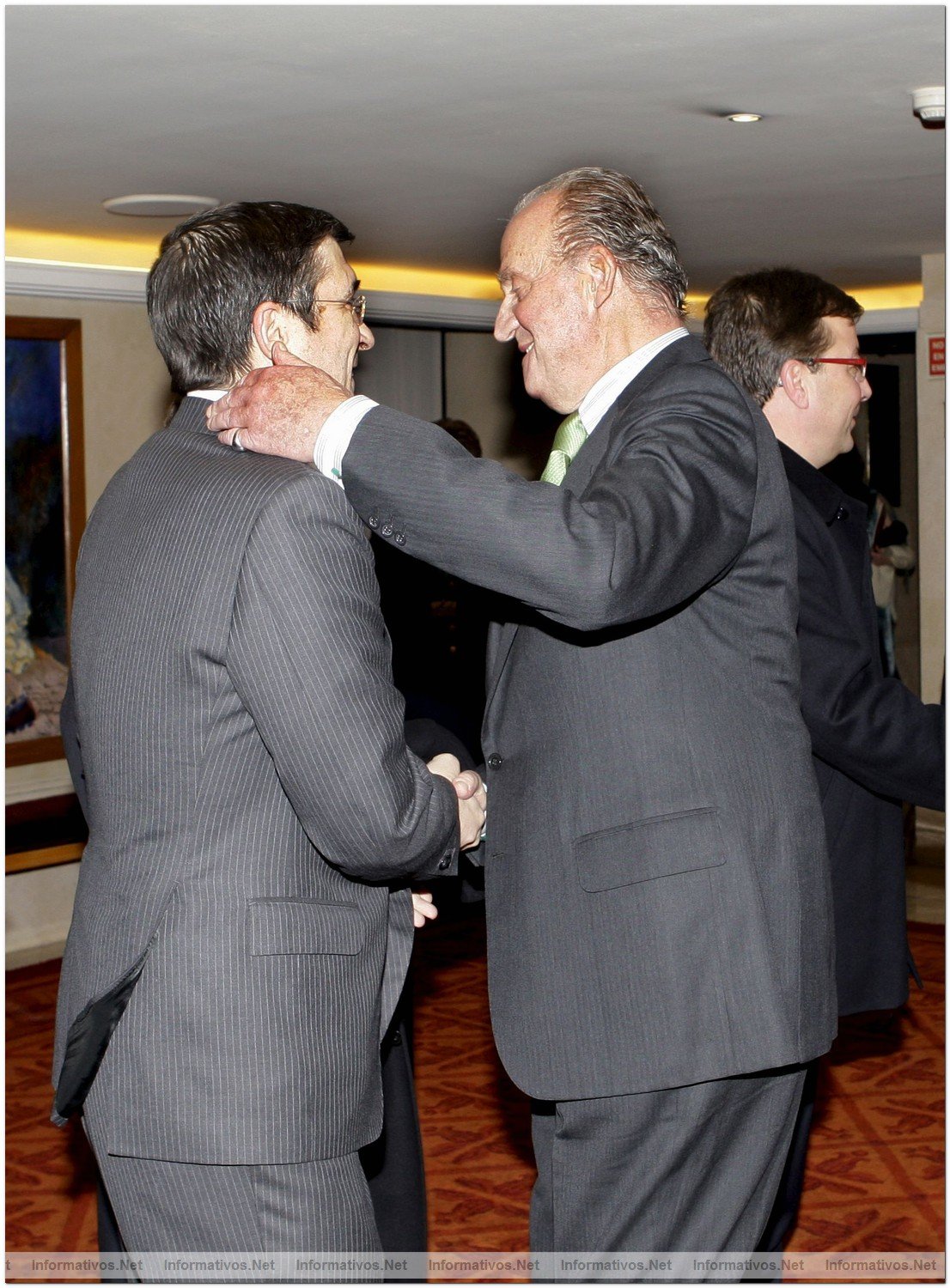 El rey Juan Carlos saluda al Lehendakari, Patxi Lpez (i), a su llegada a la gala inaugural de la presidencia espaola de la UE celebrada hoy en el Teatro Real de Madrid .