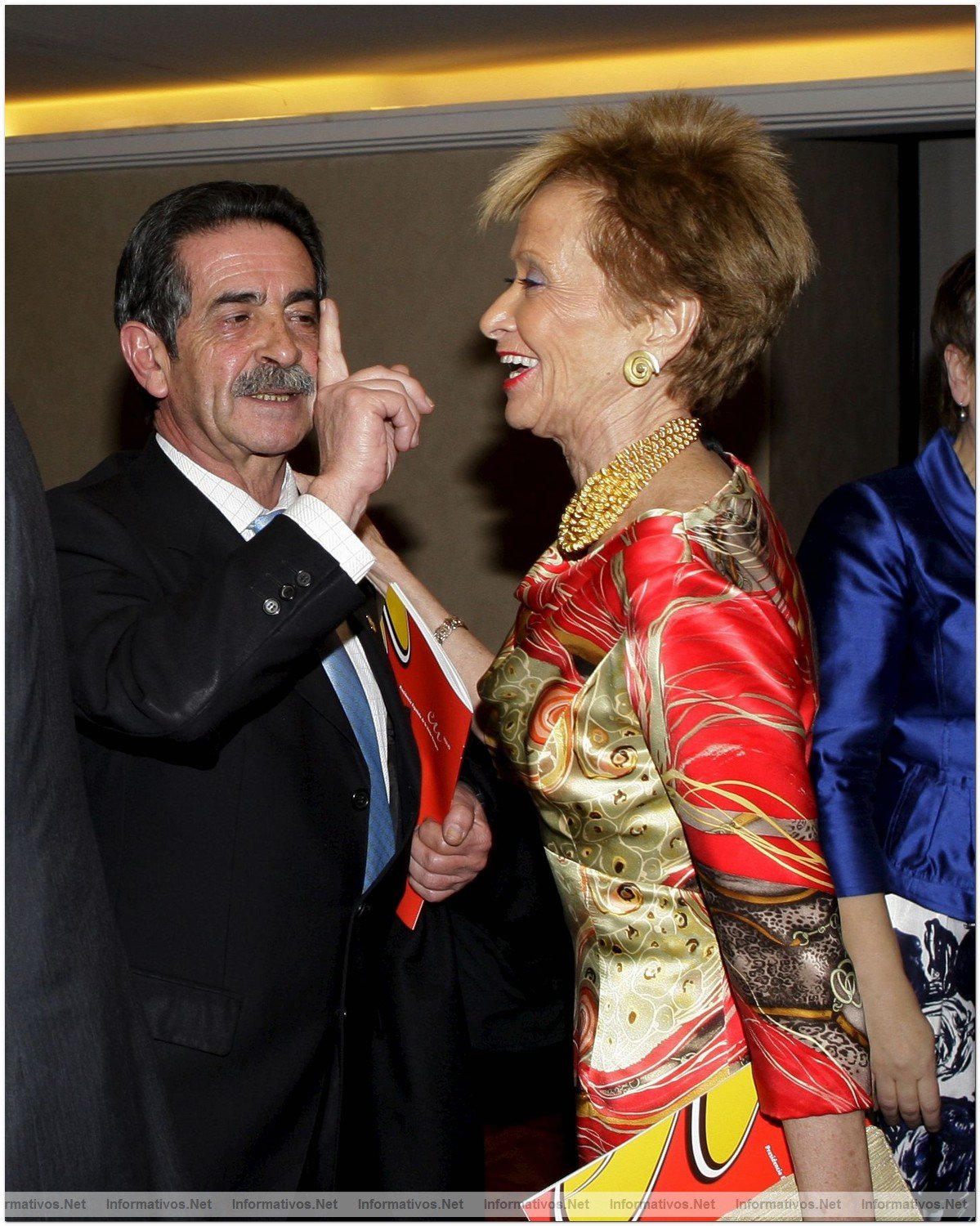 El presidente de Cantabria, Miguel ngel Revilla (i), conversa con la vicepresidenta del Gobierno, Mara Teresa Fernndez Vara, a su llegada a la gala inaugural de la presidencia espaola de la UE celebrada hoy en el Teatro Real de Madrid .
