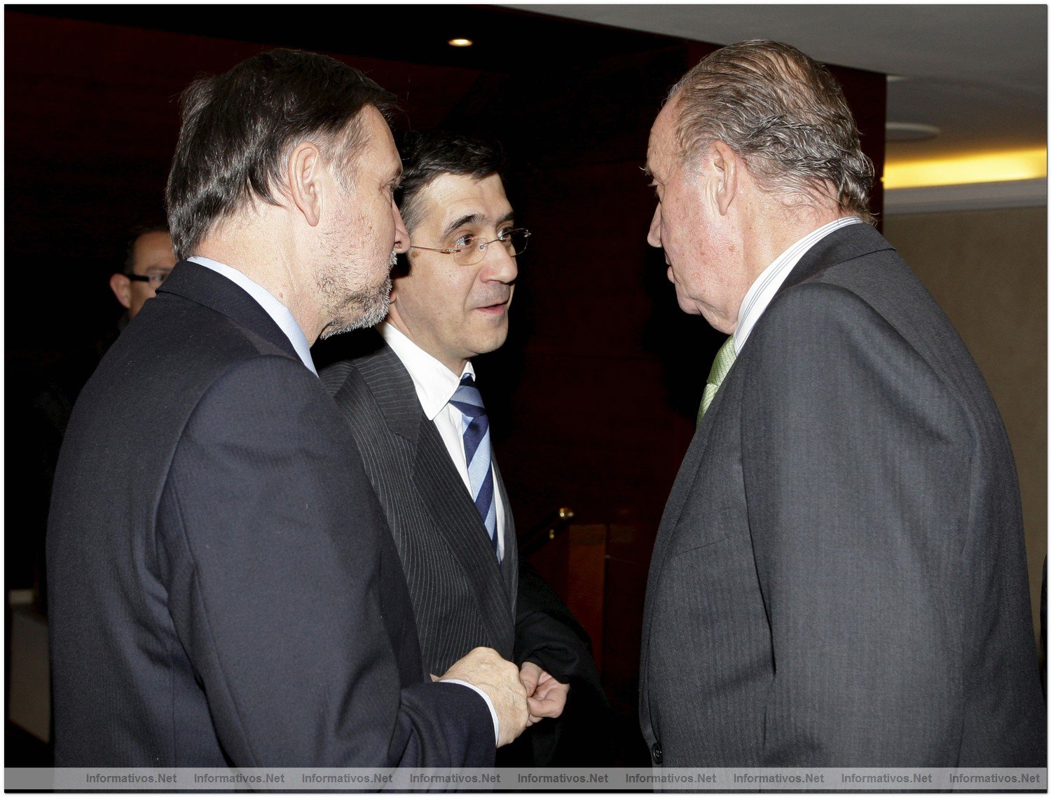 El rey Juan Carlos conversa con el Lehendakari, Patxi Lpez (c), y el presidente de Aragn, Marcelino Iglesias (i), a su llegada a la gala inaugural de la presidencia espaola de la UE celebrada hoy en el Teatro Real de Madrid .