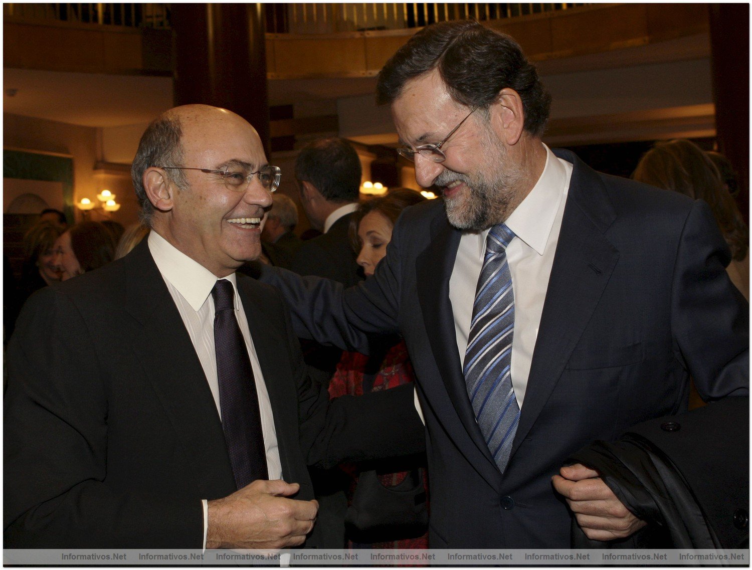 El lder del PP, Mariano Rajoy (d), conversa con el presidente de la CEOE, Gerardo Daz Ferrn, durante la gala inaugural de la presidencia espaola de la UE celebrada hoy en el Teatro Real de Madrid .
