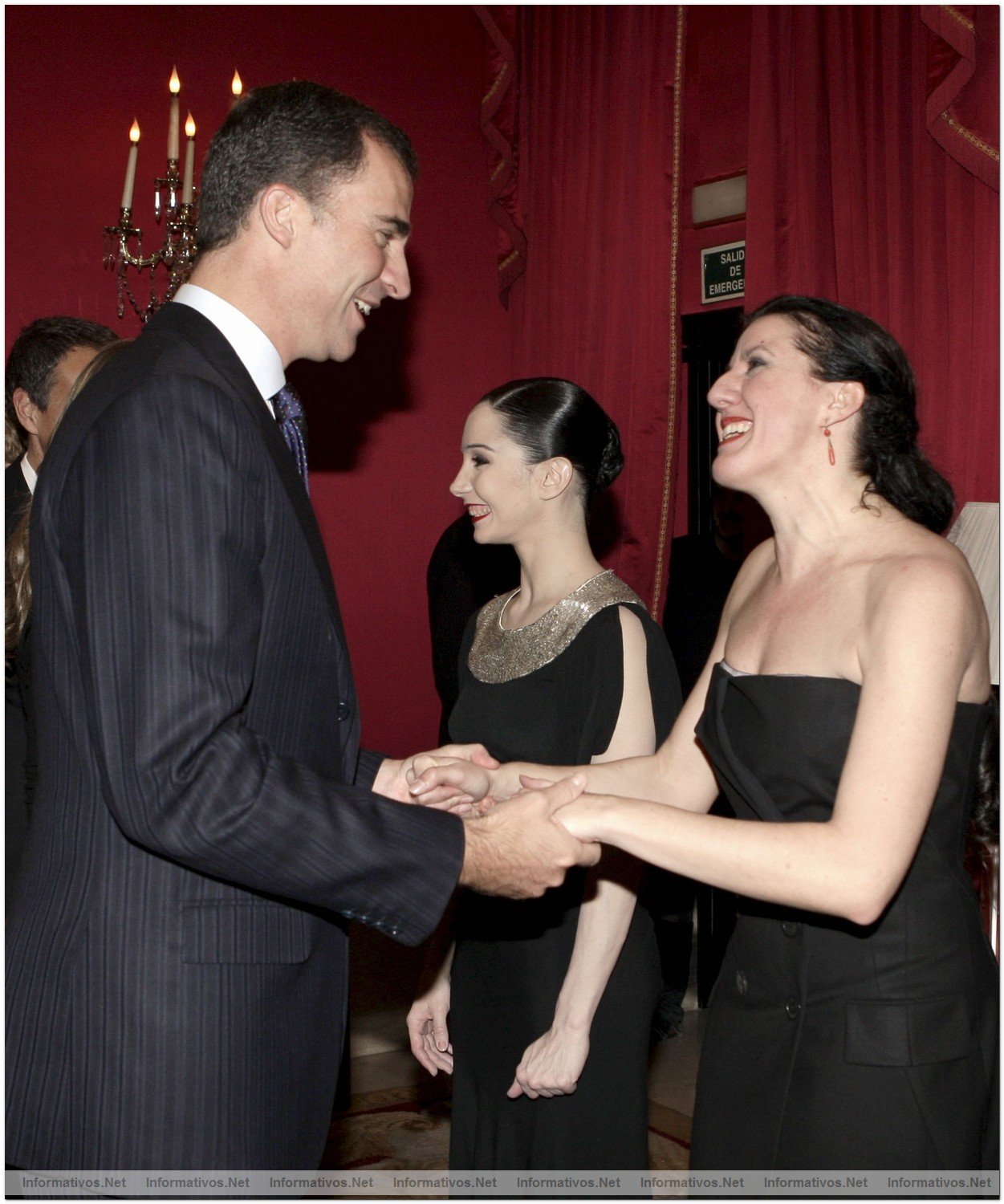 El Prncipe Felipe saluda a la bailaora de flamenco y coregrafa Mara Pags (d) durante la gala inaugural de la presidencia espaola de la UE celebrada hoy en el Teatro Real, en Madrid.