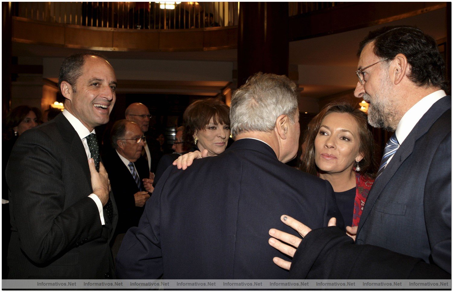 El lder del PP, Mariano Rajoy (d), su esposa, Elvira Fernndez (2d), el presidente de la Generalitat, Francisco Camps (i) y el Defensor del Pueblo, Enrique Mgica (3d), se saludan durante la gala inaugural de la presidencia espaola de la UE celebrada hoy en el Teatro Real de Madrid .