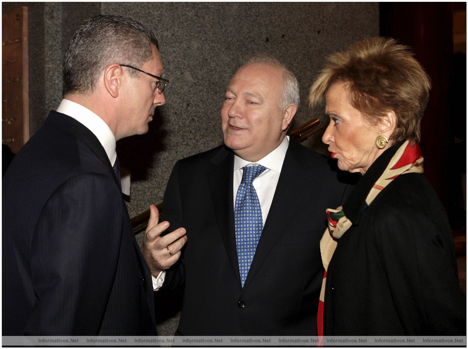 (I-D) El alcalde de Madrid, Alberto Ruiz-Gallardn, el ministro de Asuntos Exteriores, Miguel ngel Moratinos, y la vicepresidenta primera del Gobierno, Mara Teresa Fernndez de la Vega, durante la gala inaugural de la presidencia espaola de la UE celebrada hoy en el Teatro Real, en Madrid.