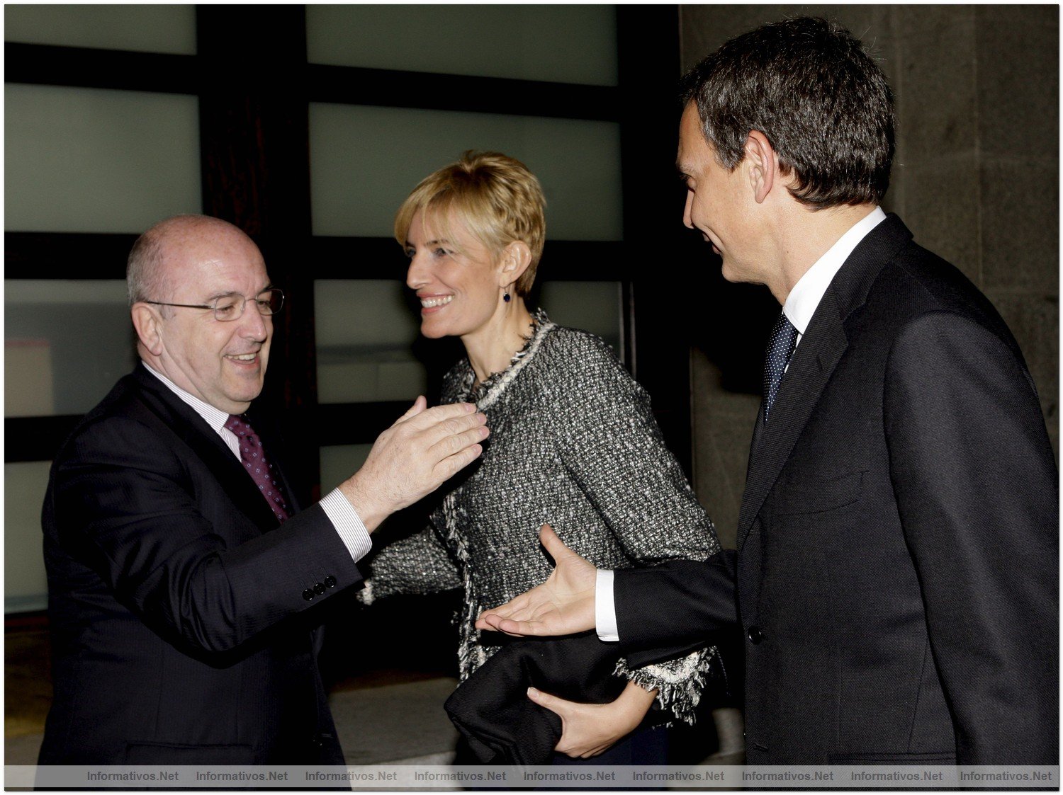 El presidente del Gobierno, Jos Luis Rodrguez Zapatero (d), acompaado de su esposa Sonsoles Espinosa, saluda a Joaqun Almunia (i), propuesto como comisario europeo de Competencia, durante la gala inaugural de la presidencia espaola de la UE celebrada hoy en el Teatro Real de Madrid .