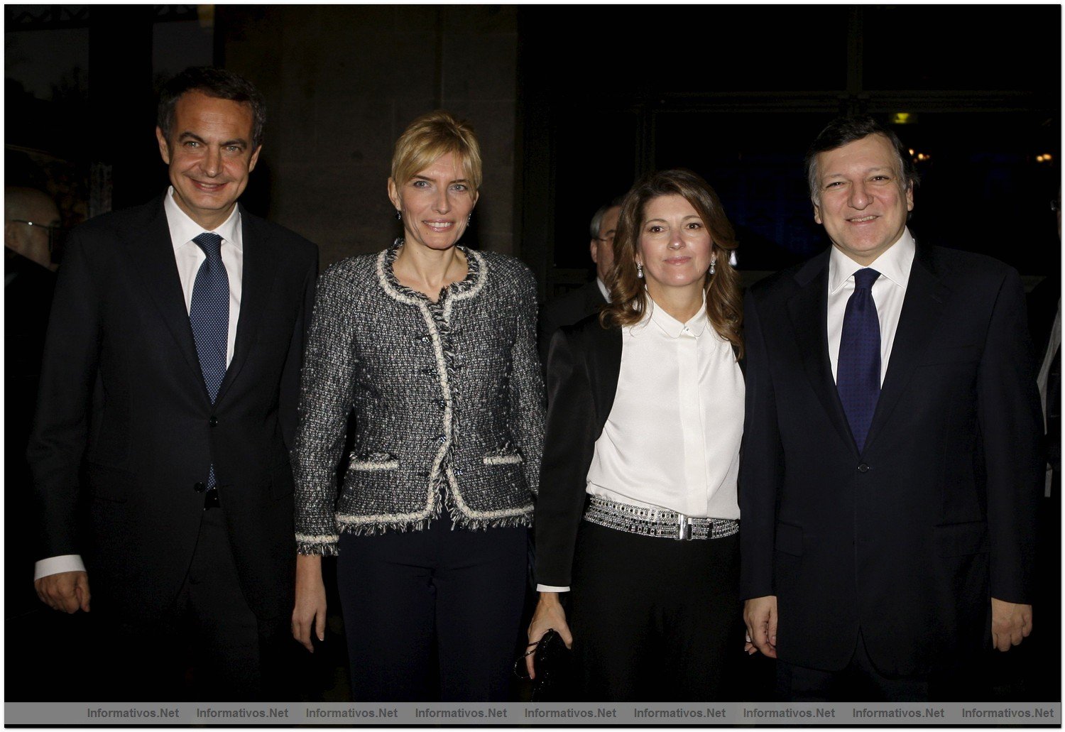 El presidente del Gobierno, Jos Luis Rodrguez Zapatero, su esposa, Sonsoles Espinosa (2-i), el presidente de la Comisin Europea, el portugus Jos Manuel Durao Barroso (i), y su esposa, Margarida Sousa Uva (2-i), a su llegada a la gala inaugural de la presidencia espaola de la UE celebrada hoy en el Teatro Real, en Madrid.