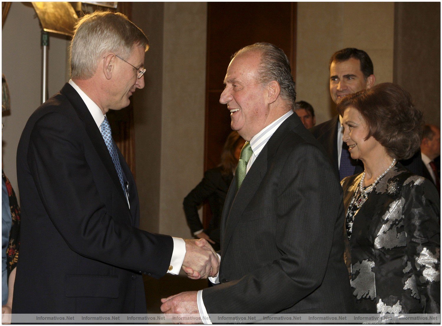 El ministro sueco de Asuntos Exteriores, Carl Bildt (i), saluda al Rey Juan Carlos a su llegada a la gala inaugural de la presidencia espaola de la UE celebrada hoy en el Teatro Real, en Madrid.
