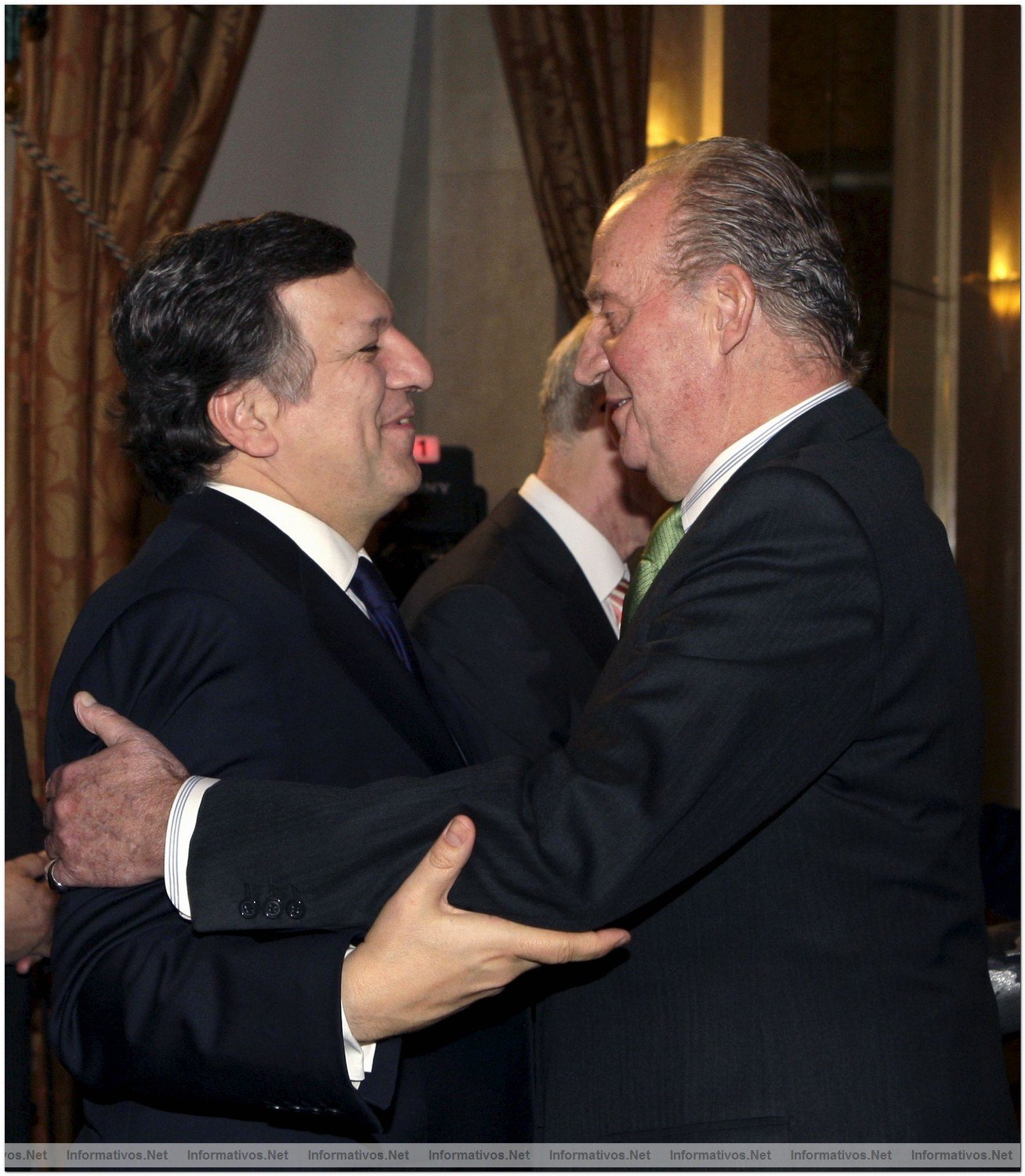 El rey Juan Carlos saluda al presidente de la Comisin Europea, Jos Manuel Durao Barroso, a su llegada a la gala inaugural de la presidencia espaola de la UE celebrada hoy en el Teatro Real de Madrid .