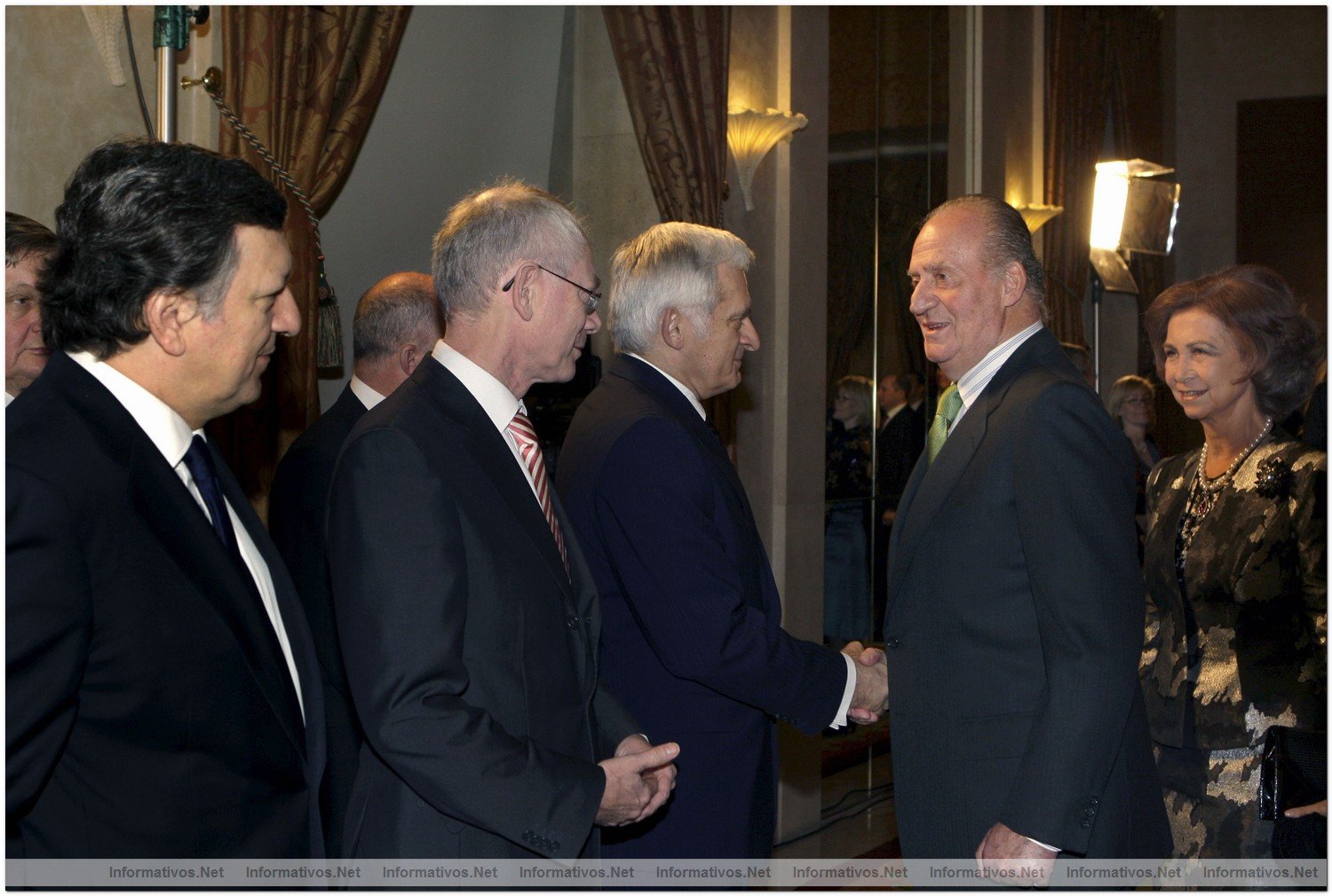 El Rey Juan Carlos, acompaado de la Reina Sofa, saluda al presidente de la Eurocmara, Jerzy Buzek (3i), en presencia de los presidentes de la Comisin y el Consejo Europeo, Jos Manuel Durao Barroso (i) y Herman Van Rompuy (2i), respectivamente, durante la gala inaugural de la presidencia espaola de la UE celebrada hoy en el Teatro Real de Madrid .