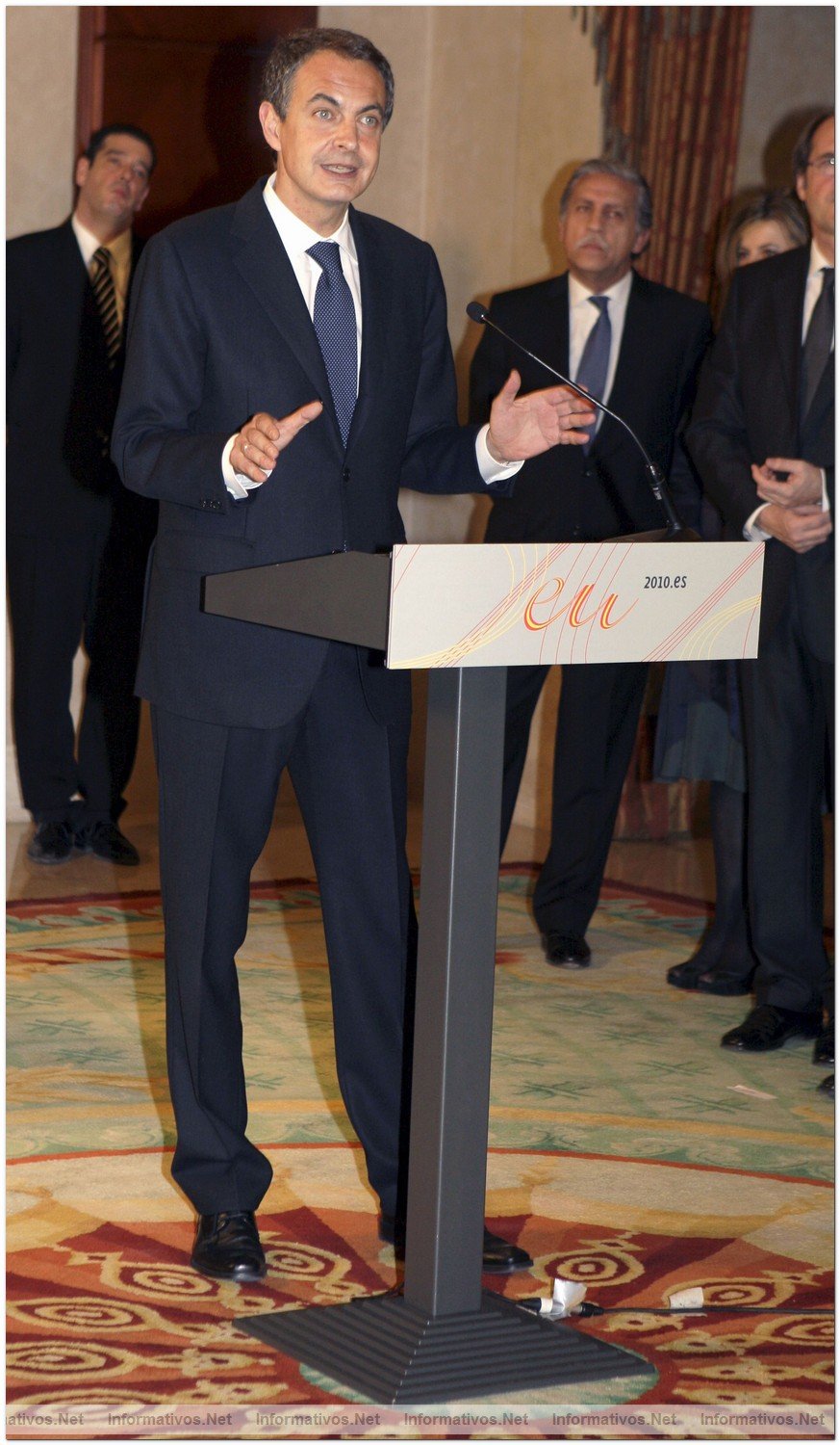 El presidente del Gobierno, Jos Luis Rodrguez Zapatero, durante el discurso ofrecido tras recibir el testigo de la presidencia espaola de la UE, en el acto inaugural celebrado hoy en el Teatro Real de Madrid.