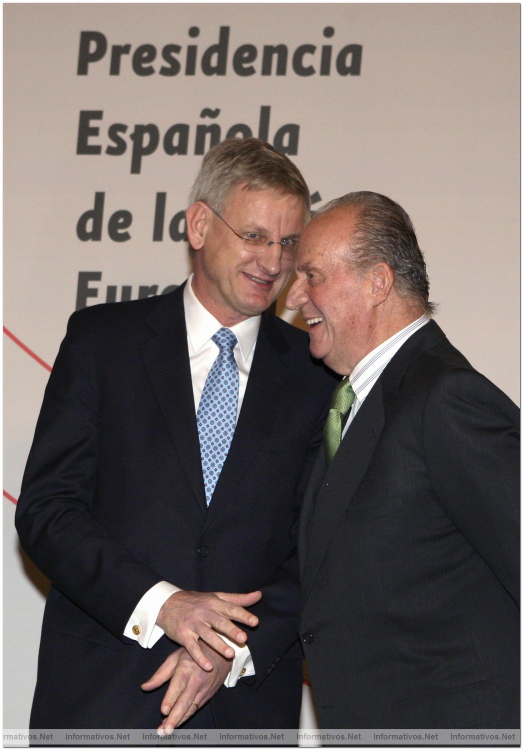 El rey Juan Carlos conversa con el ministro de Asuntos Exteriores sueco, Carl Bildt (i), tras hacer entrega al presidente del Gobierno, Jos Luis Rodrguez Zapatero, de un cilindro como smbolo del traspaso de poderes al frente de la UE, durante la gala inaugural de la presidencia espaola de la UE celebrada hoy en el Teatro Real de Madrid .