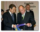 :: Pulse para Ampliar :: El rey Juan Carlos observa el cilindro transparente con la bandera europea y el texto del Tratado de Lisboa, que el presidente del Gobierno, José Luis Rodríguez Zapatero (i), ha recibido de manos del ministro de Asuntos Exteriores sueco, Carl Bildt (d), como símbolo del traspaso de poderes al frente de la UE, durante la gala inaugural de la presidencia española de la UE celebrada hoy en el Teatro Real de Madrid .