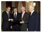 :: Pulse para Ampliar :: El presidente del Gobierno, José Luis Rodríguez Zapatero (i), muestra el cilindro con la bandera europea que ha recibido de manos del ministro de Asuntos Exteriores sueco, Carl Bildt, como símbolo del traspaso de poderes al frente de la UE, a los presidentes de la Comisión y el Consejo Europeo, José Manuel Durao Barroso (2i) y Herman Van Rompuy (2d), respectivamente así como al presidente de la Eurocámara, Jerzy Buzek (d), durante la gala inaugural de la presidencia española de la UE celebrada hoy en el Teatro Real de Madrid .