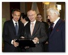 :: Pulse para Ampliar :: El presidente del Gobierno, José Luis Rodríguez Zapatero (i), muestra el cilindro con la bandera europea que ha recibido de manos del ministro de Asuntos Exteriores sueco, Carl Bildt, como símbolo del traspaso de poderes al frente de la UE, al presidente del Consejo Europeo, Herman Van Rompuy (c), y al presidente de la Eurocámara, Jerzy Buzek (d), durante la gala inaugural de la presidencia española de la UE celebrada hoy en el Teatro Real de Madrid .