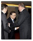 :: Pulse para Ampliar :: El presidente de la Ciudad Autónoma de Ceuta, Juan Jesús Vivas (c), saluda al Rey Juan Carlos en presencia del lehendakari Patxi López (i), durante la gala inaugural de la presidencia española de la UE celebrada hoy en el Teatro Real, en Madrid.