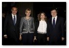 :: Pulse para Ampliar :: El presidente del Gobierno, José Luis Rodríguez Zapatero, su esposa, Sonsoles Espinosa (2-i), el presidente de la Comisión Europea, el portugués José Manuel Durao Barroso (i), y su esposa, Margarida Sousa Uva (2-i), a su llegada a la gala inaugural de la presidencia española de la UE celebrada hoy en el Teatro Real, en Madrid.