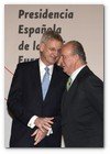 :: Pulse para Ampliar :: El rey Juan Carlos conversa con el ministro de Asuntos Exteriores sueco, Carl Bildt (i), tras hacer entrega al presidente del Gobierno, José Luis Rodríguez Zapatero, de un cilindro como símbolo del traspaso de poderes al frente de la UE, durante la gala inaugural de la presidencia española de la UE celebrada hoy en el Teatro Real de Madrid .