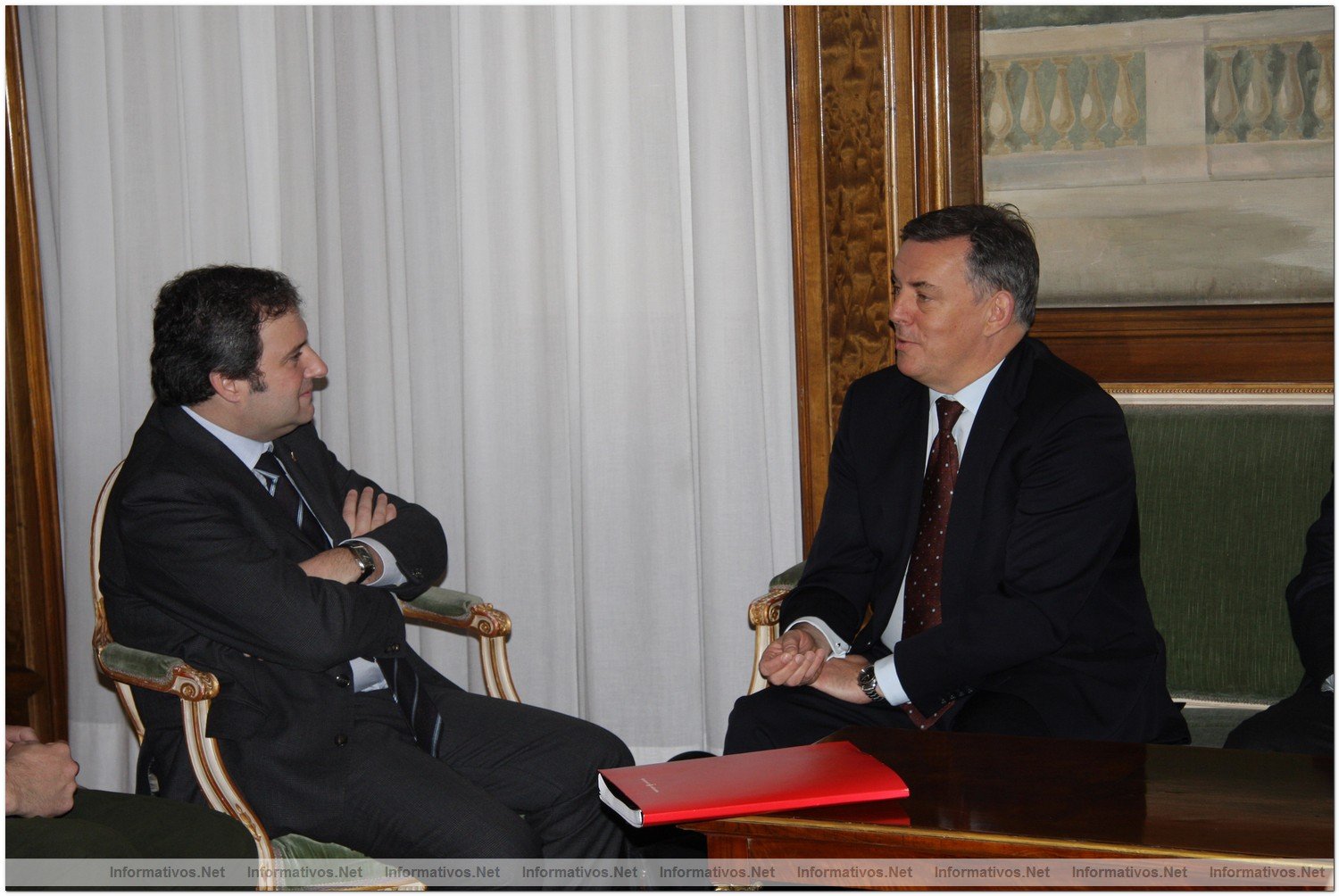 SEAT apuesta por Barcelona para crear un centro de innovaci�n para veh�culos ecol�gicos: el alcalde de Barcelona, Jordi Hereu y el presidente de SEAT, James Muir.