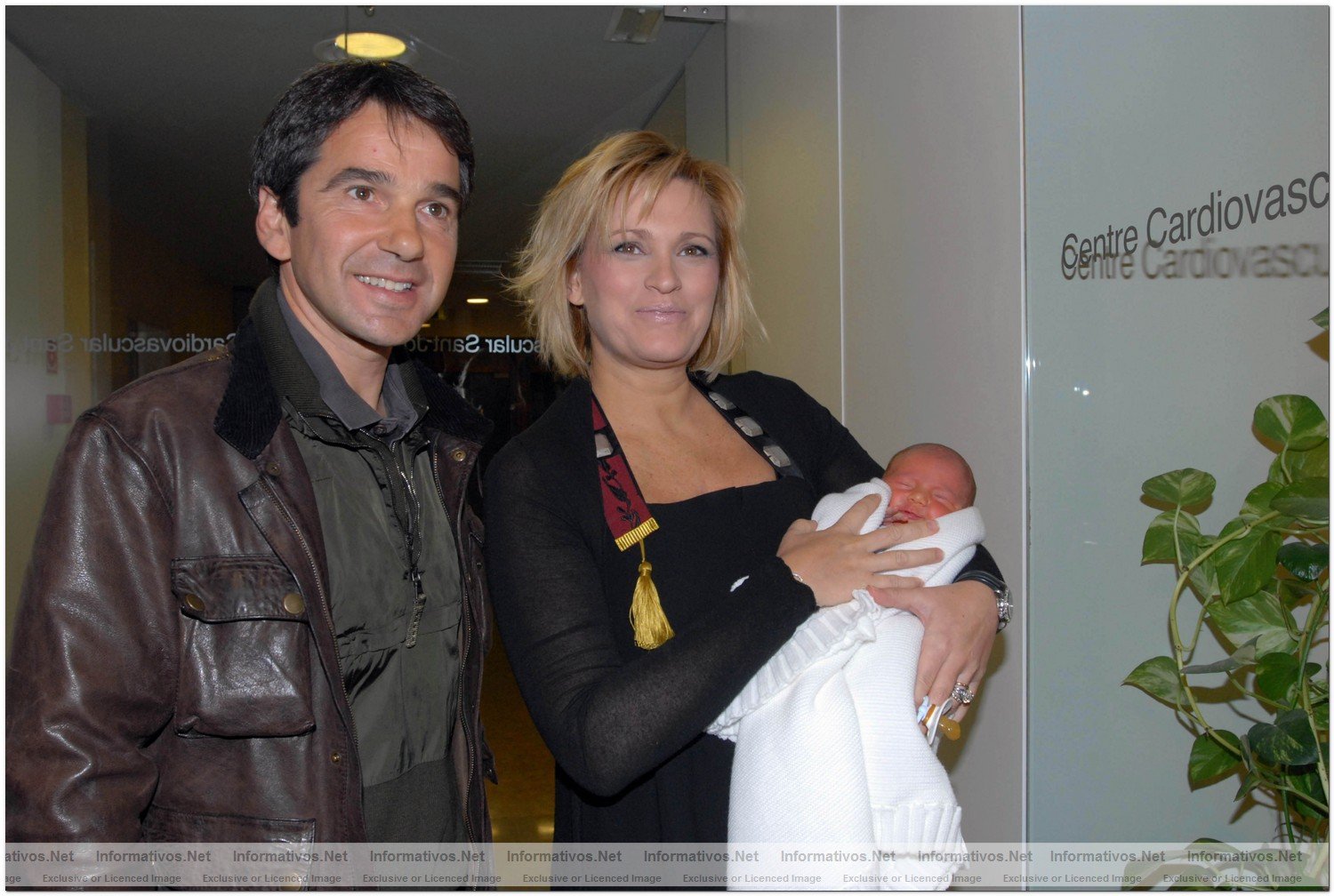 BCN23ENE010.- La soprano Ainhoa Arteta y su pareja, el jinete Jess Garmendia, presentaron ayer a Iker, primer hijo de la pareja