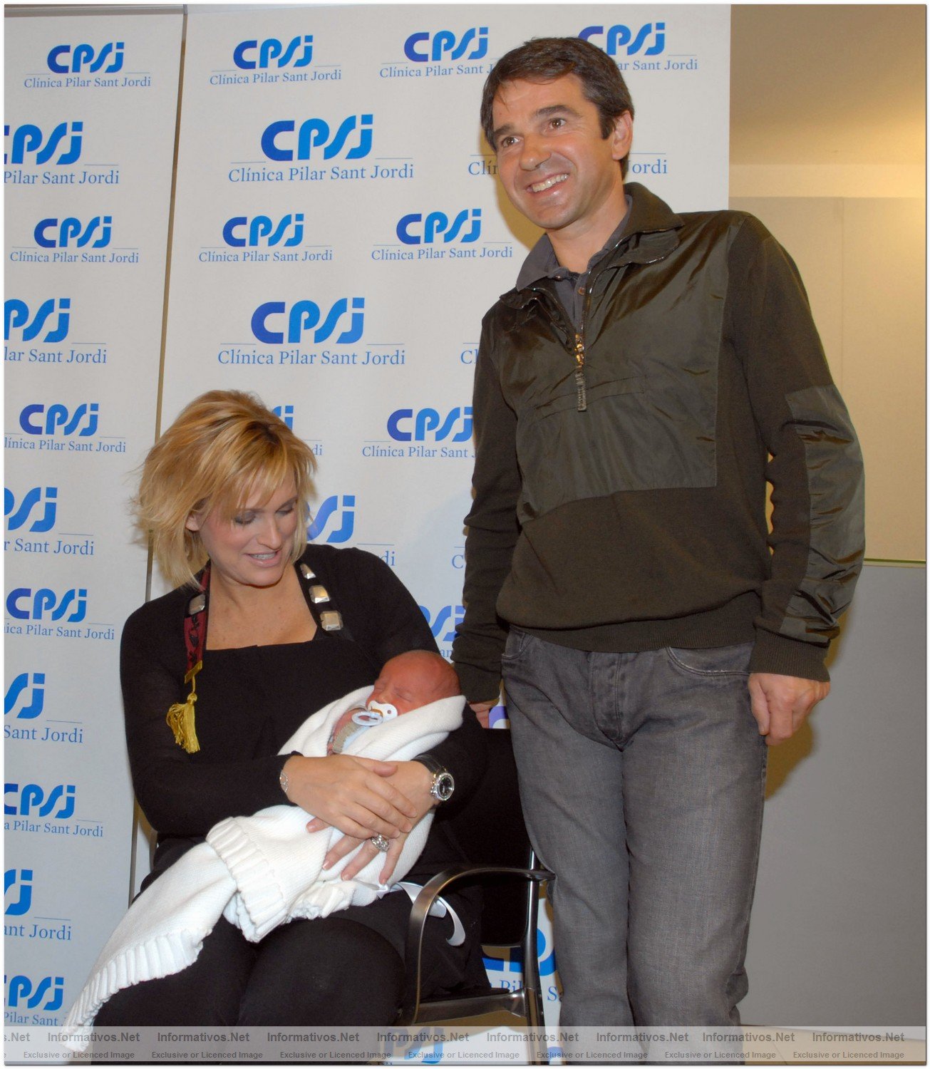 BCN23ENE010.- La soprano Ainhoa Arteta y su pareja, el jinete Jess Garmendia, presentaron ayer a Iker, primer hijo de la pareja