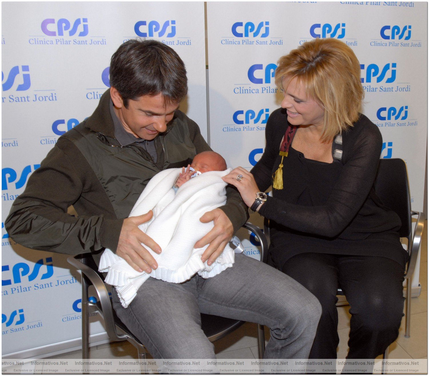 BCN23ENE010.- La soprano Ainhoa Arteta y su pareja, el jinete Jess Garmendia, presentaron ayer a Iker, primer hijo de la pareja