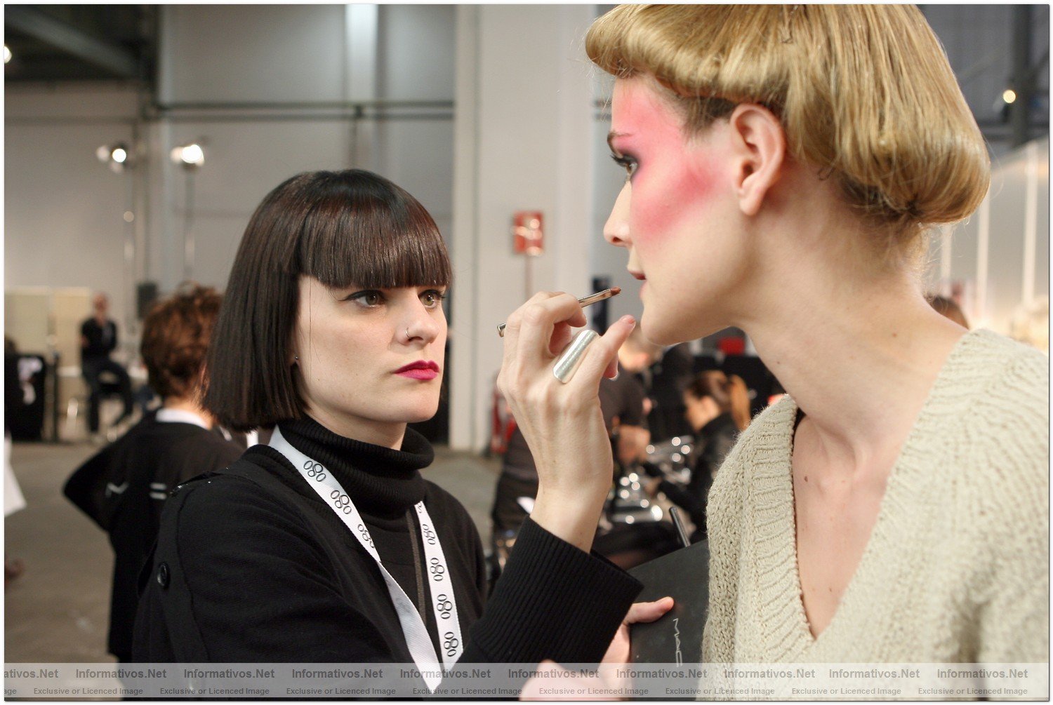 BCN26ENE010.- Pasarela Moda 080. Backstage