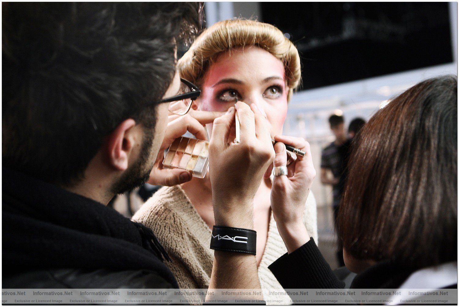 BCN26ENE010.- Pasarela Moda 080. Backstage