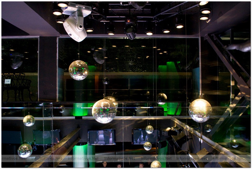 Club privado FEVER: ambiente de los aos setentas y jugando con elementos esenciales de la poca como espejos, luces, burbujas junto con una espectacular pista de baile