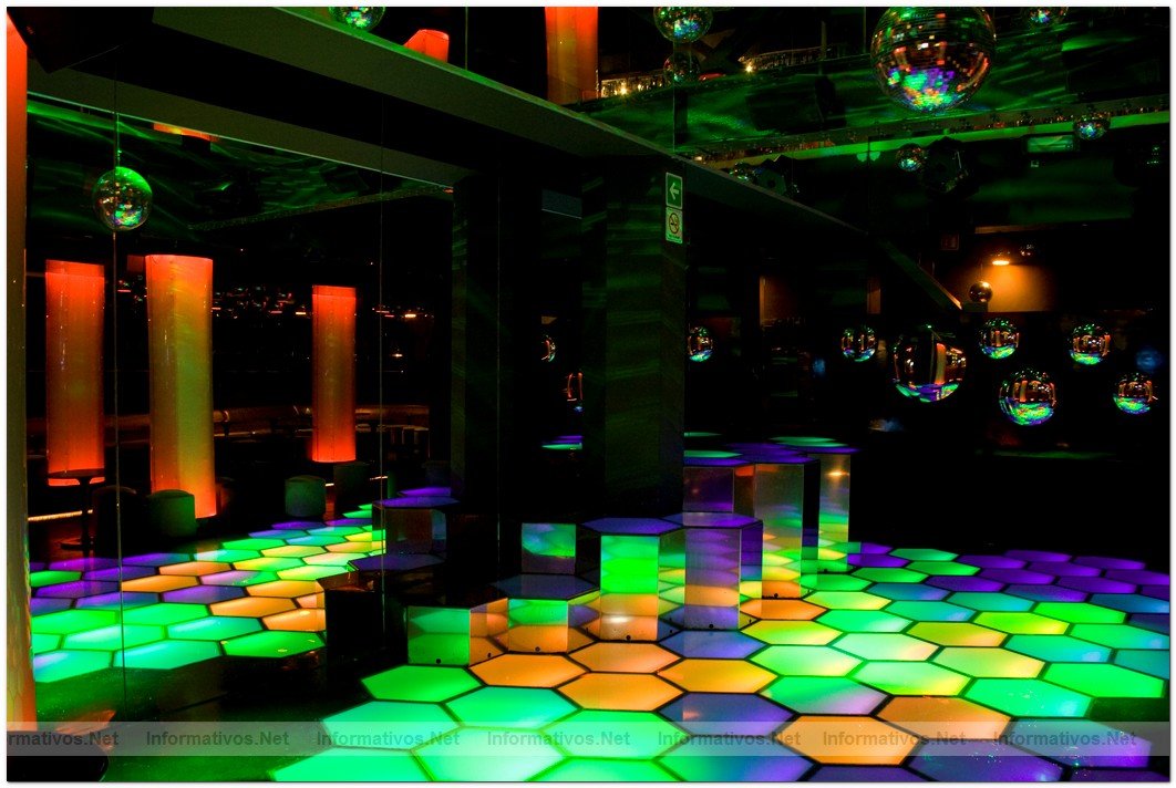 Club privado FEVER: ambiente de los aos setentas y jugando con elementos esenciales de la poca como espejos, luces, burbujas junto con una espectacular pista de baile