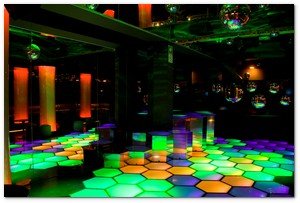 :: Pulse para Ampliar :: Club privado FEVER: ambiente de los años setentas y jugando con elementos esenciales de la época como espejos, luces, burbujas junto con una espectacular pista de baile