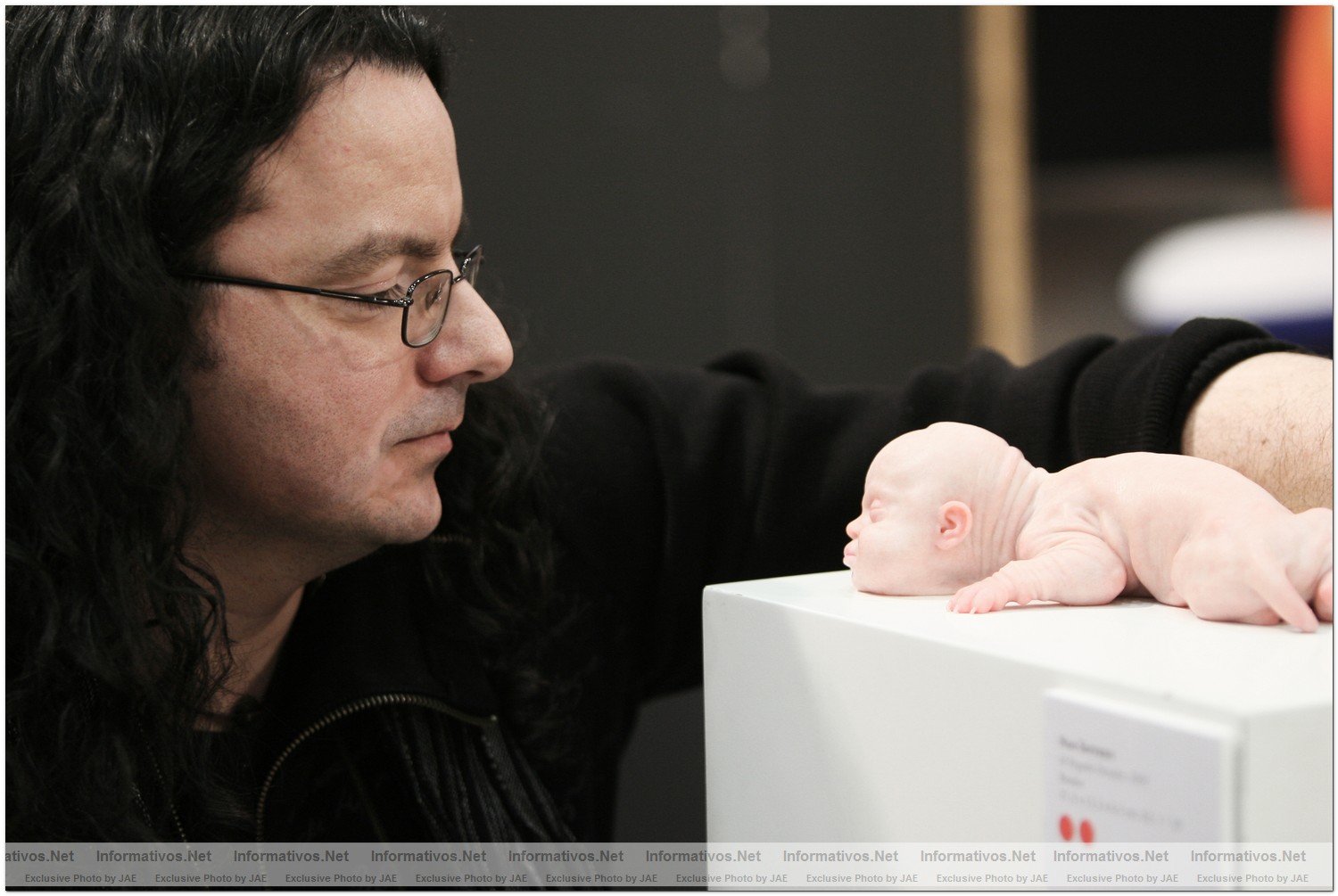 BCN12FEB010: Noe Serrano junto a su obra "El pequeo dictador"