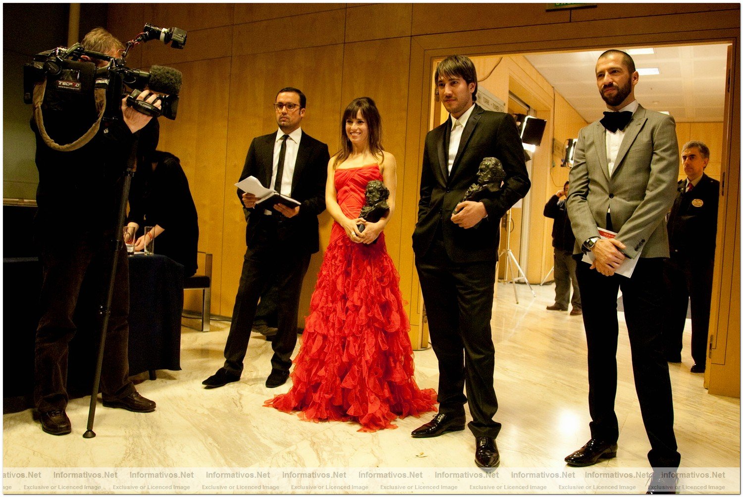 MAD14FEB010.- Premios Goya 2010. Marta Etura bromea y  Alberto Ammann con sus Goya