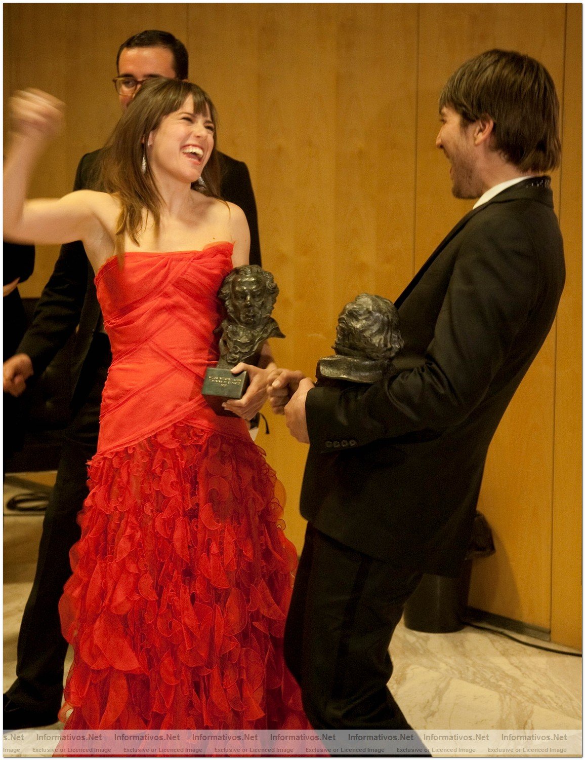 MAD14FEB010.- Premios Goya 2010. Marta Etura bromea con Alberto Ammann
