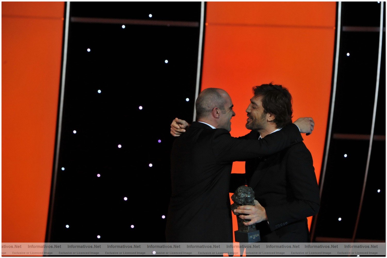 MAD14FEB010.- Premios Goya 2010. Javier Bardem entrega el Goya a Luis Tosar (Celda 211)