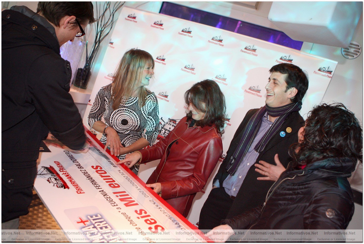 BCN16FEB010.- FishermanS Friend regala 6.000 euros para vivir una xperiencia xtrafuerte:  Jaume Batrian (Marketing FF),  Araceli Segarra, M Eugeni Fdez, Guillem Grael (Dir. Marketing ChupaChups) y Claudia Garca (Marketing FF)