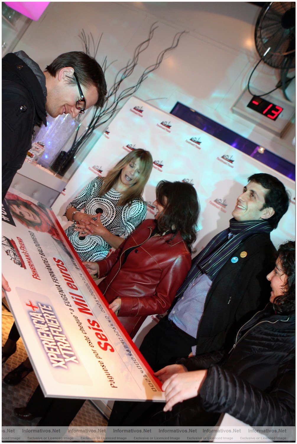 BCN16FEB010.- FishermanS Friend regala 6.000 euros para vivir una xperiencia xtrafuerte:  Jaume Batrian (Marketing FF),  Araceli Segarra, M Eugeni Fdez, Guillem Grael (Dir. Marketing ChupaChups) y Claudia Garca (Marketing FF)