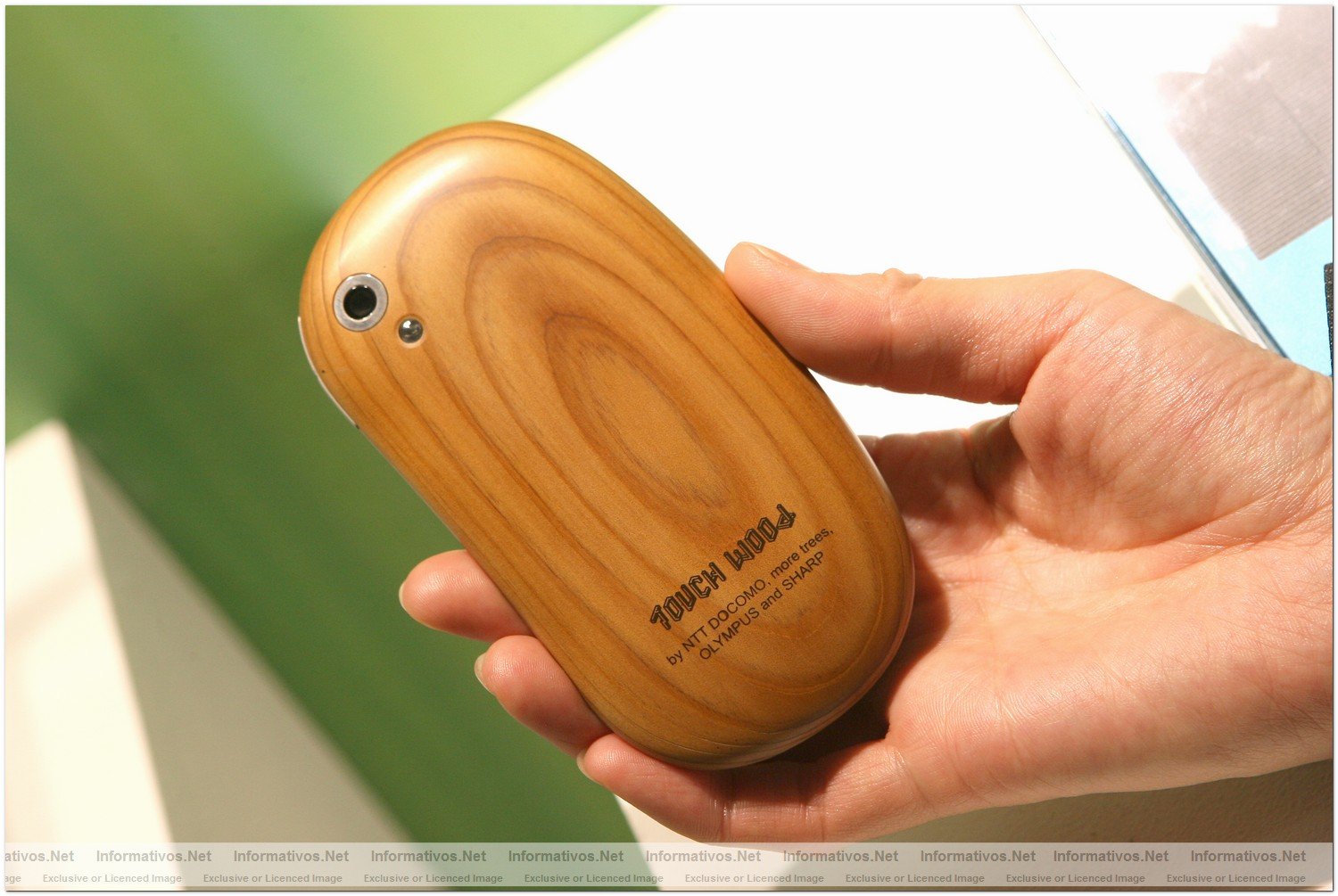 BCN17FEB010.- Barcelona Mobile World Congress. Terminales Docomo fabricados con madera de ciprs japons sostenible y protegido