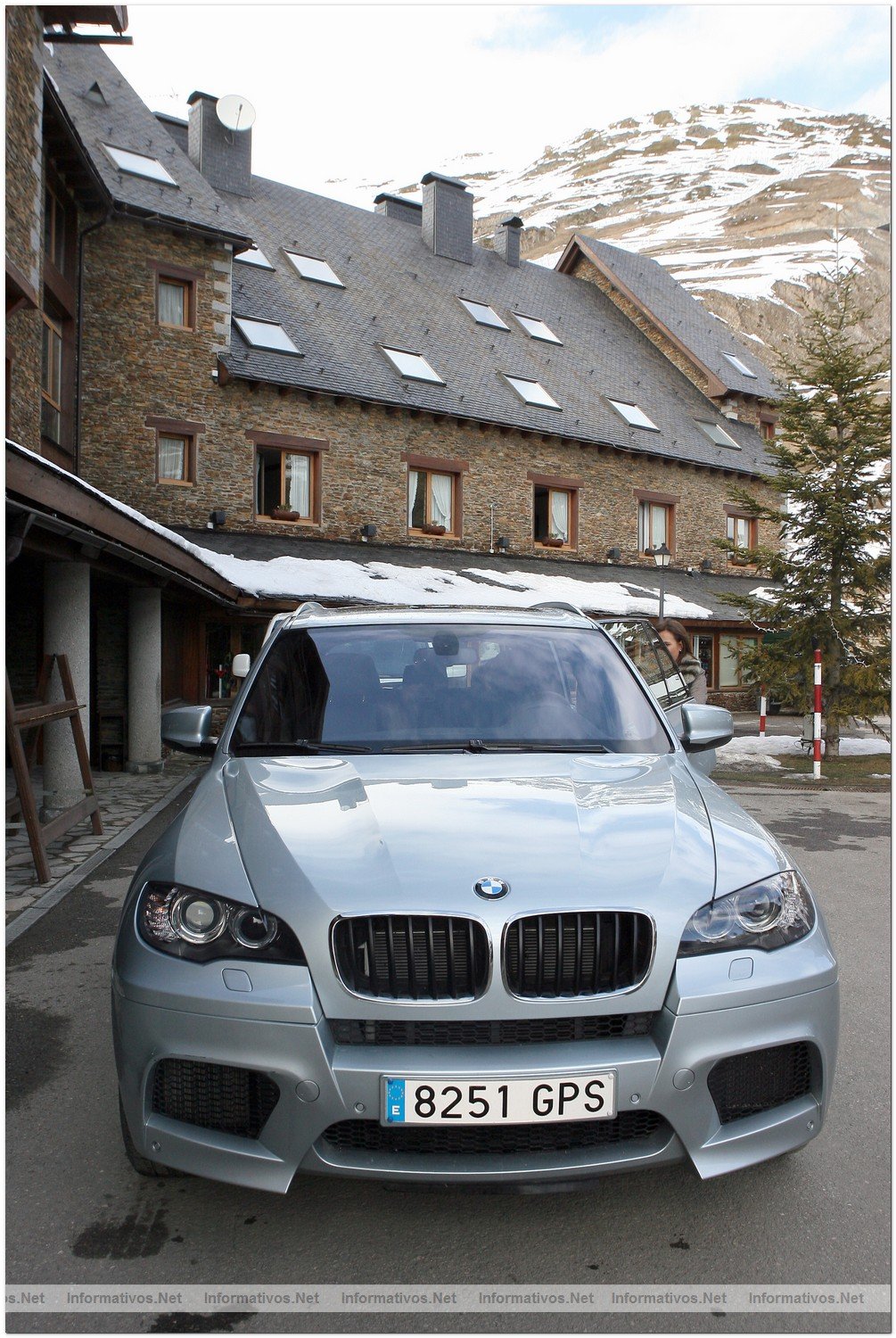 Baqueira (Lrida  Lleida) | 23FEB010.-  BMW X5 M en la entrada del Hotel La Pleta