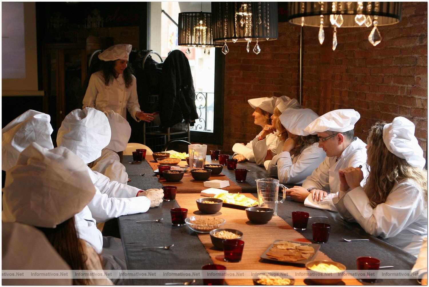 Proceso de elaboraci�n del chocolate con frutos secos por el maestro chocolatero Lindt, DavidPall�s.