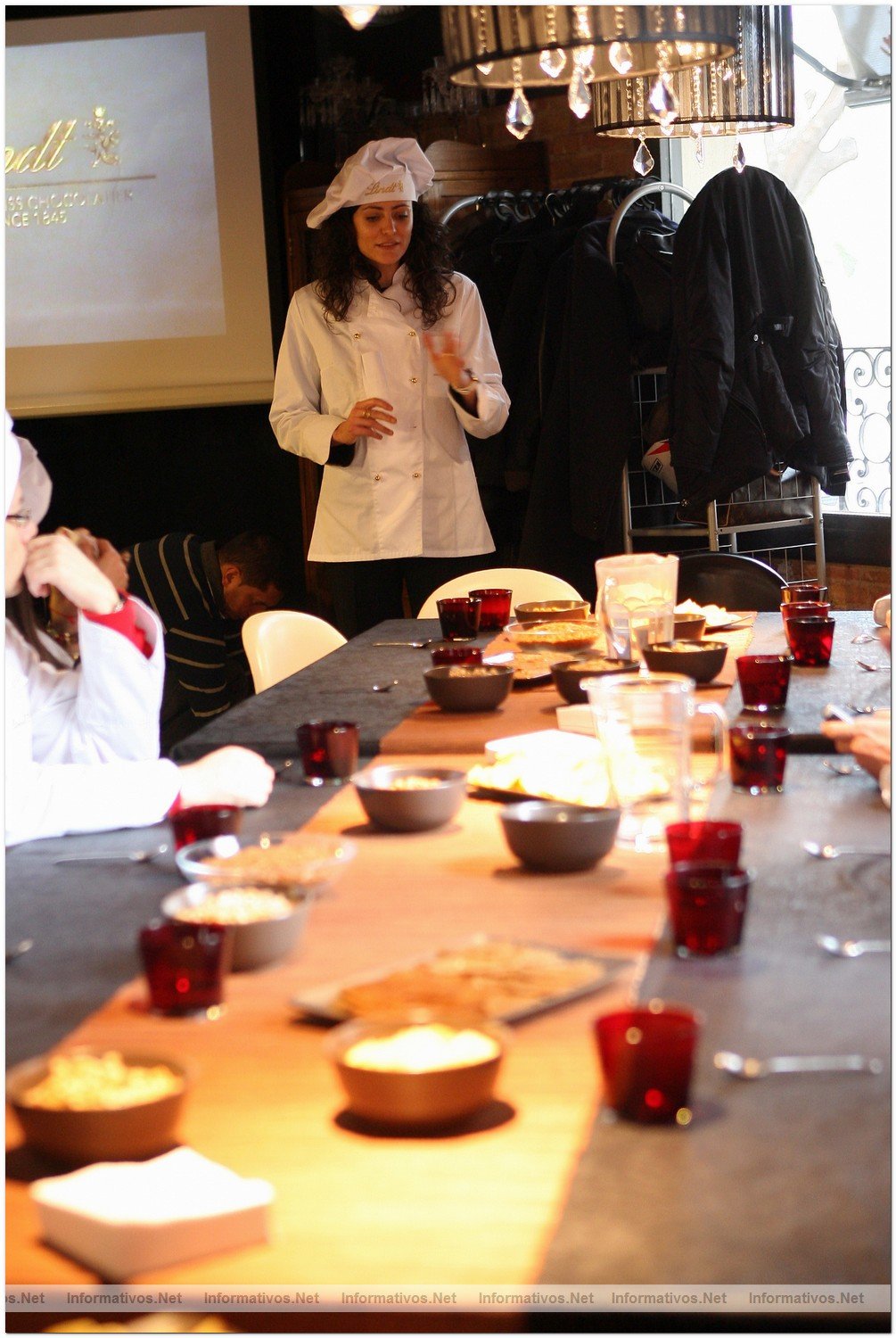 Proceso de elaboraci�n del chocolate con frutos secos por el maestro chocolatero Lindt, DavidPall�s.