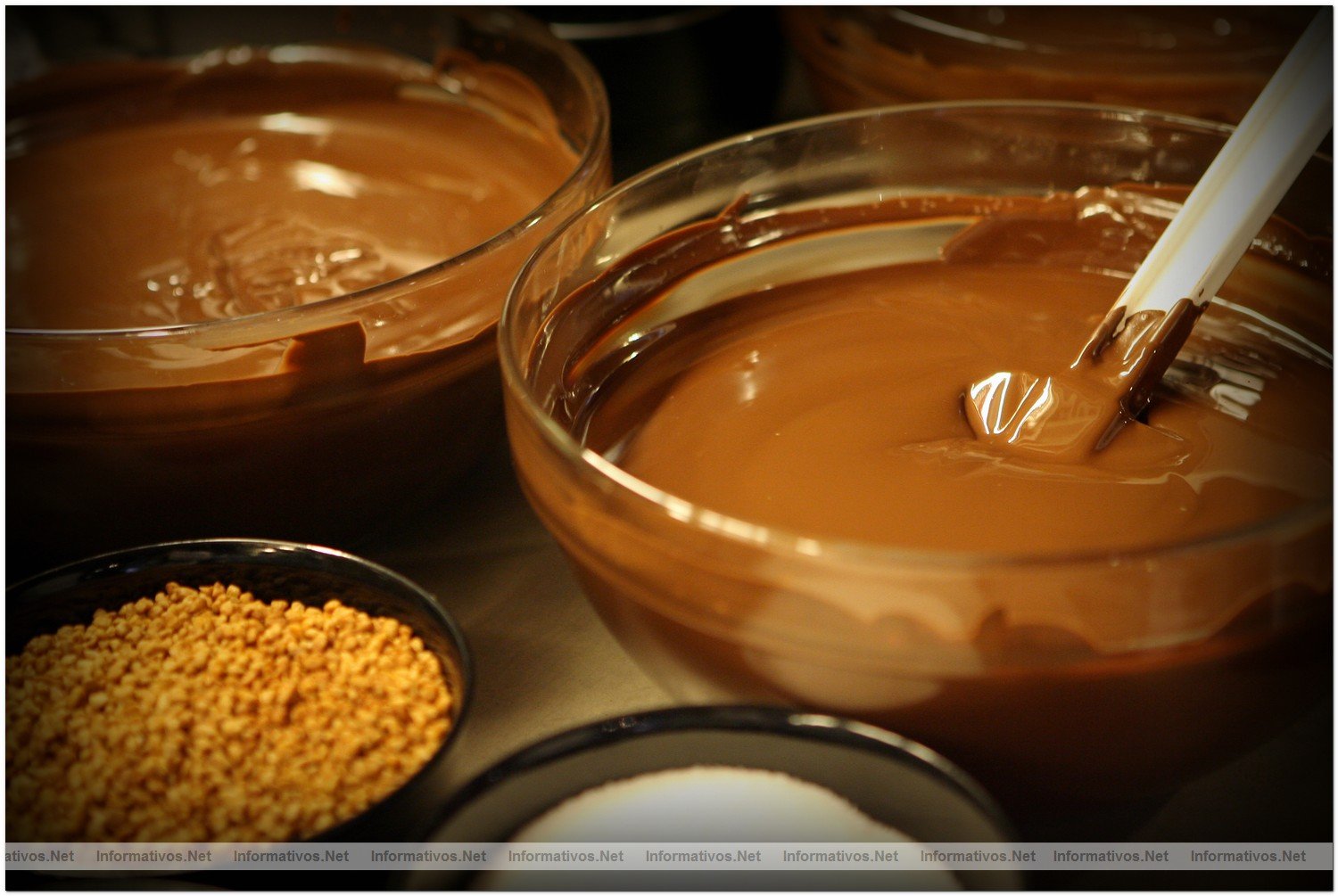 Proceso de elaboraci�n del chocolate con frutos secos por el maestro chocolatero Lindt, DavidPall�s.